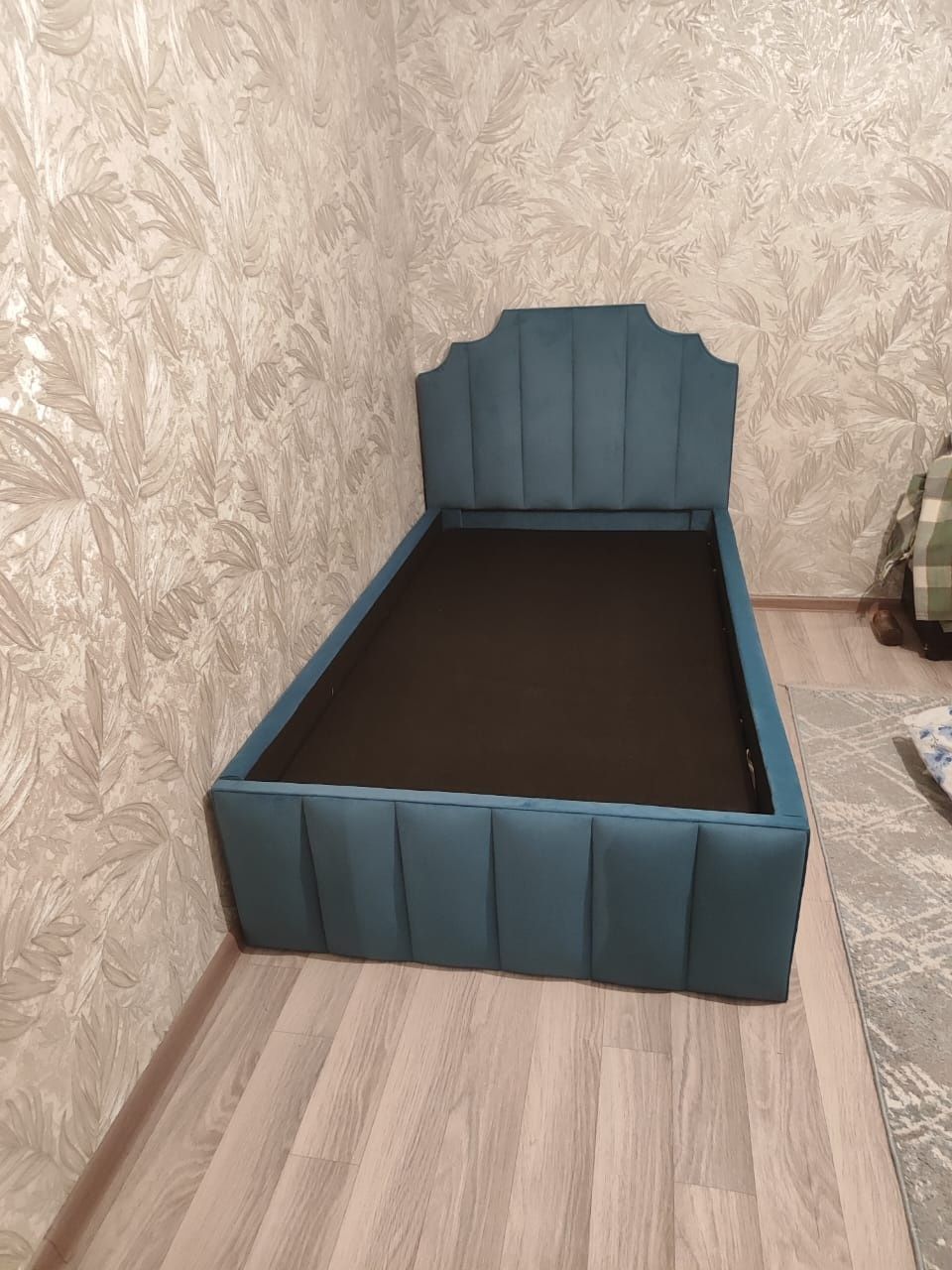 Новый кровать без матраса