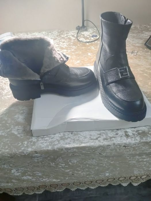 Продам сапожки женские.