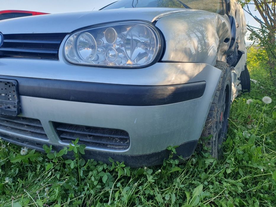 Vând: - faruri - masca fata - capota --- de Golf 4 1.4 din 2001