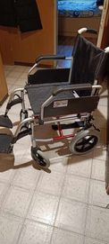 Инвалидна количка с чужда помощ.