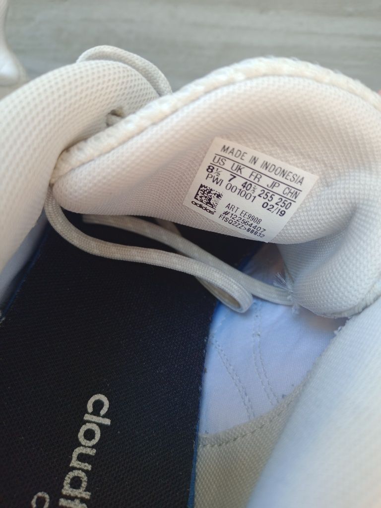 Маратонки Adidas номер 40 1/2