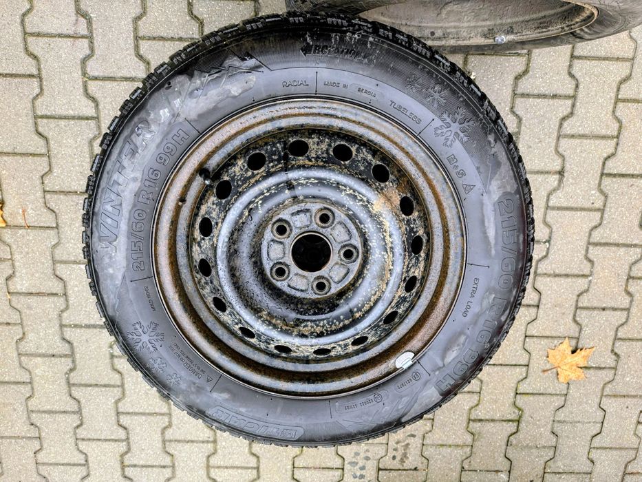 Set 4 roți de iarnă, jante de oțel și anvelope 215/60 R16.