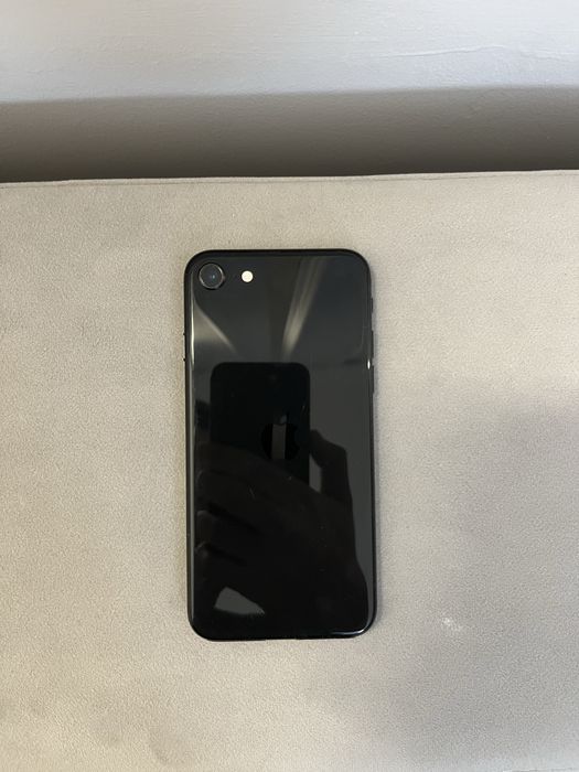 Продаю iPhone SE 2020