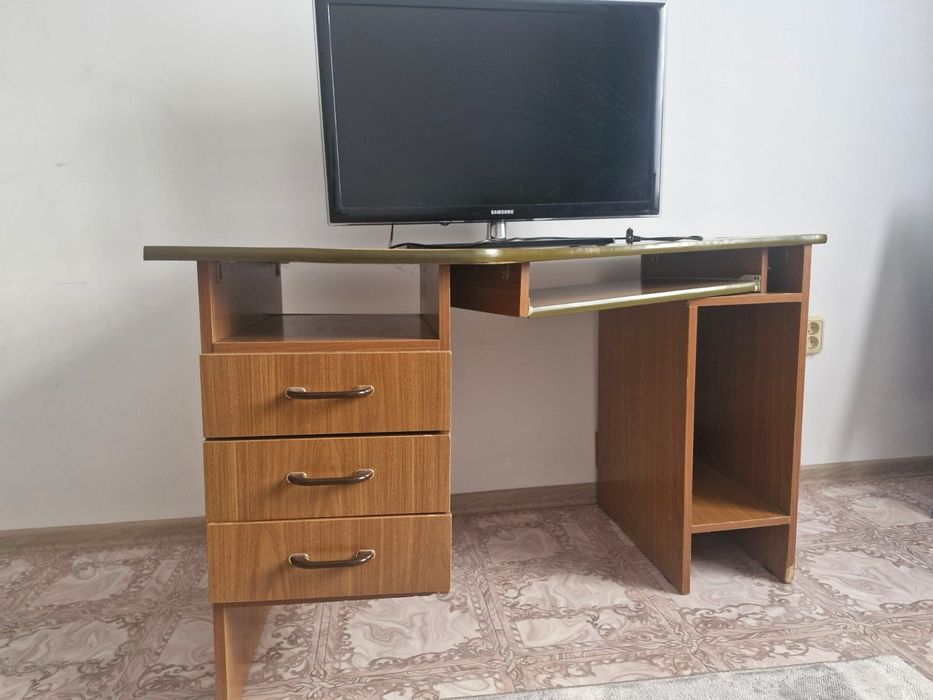 Компьютерный стол отдам даром