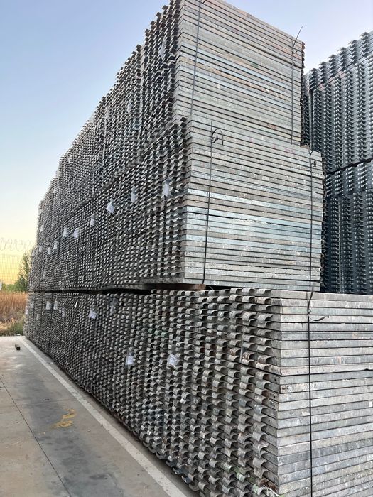 Vând schelă metalică