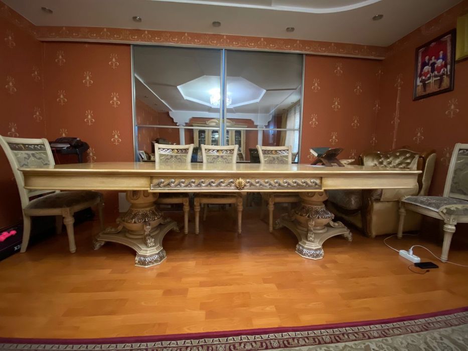 Большой стол для гостиной