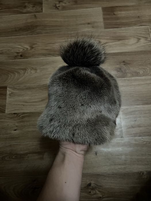 Продам норковую шапку серого цвета