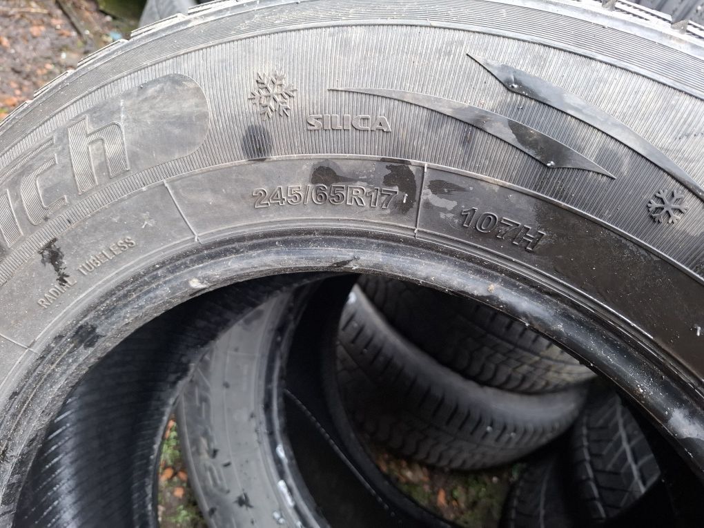 Vand 2 anvelope 245 65 17 nu au defecte