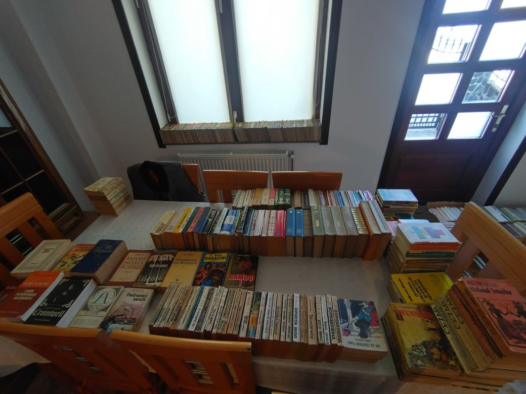 Lichidez biblioteca - conține aproximativ 8000 de cărți