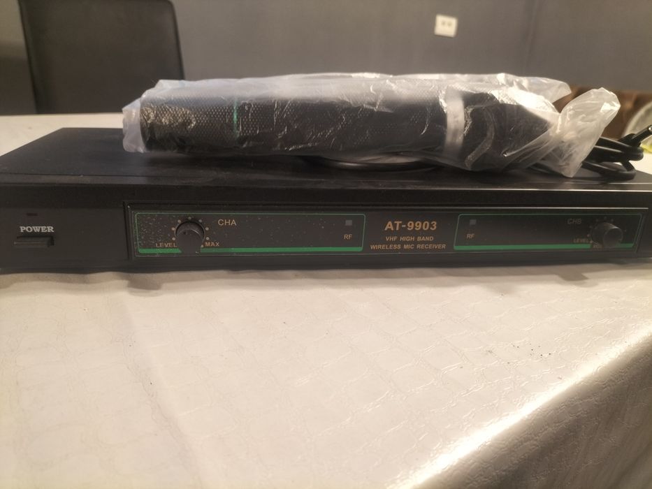 Vând doua microfoane wireless  noi