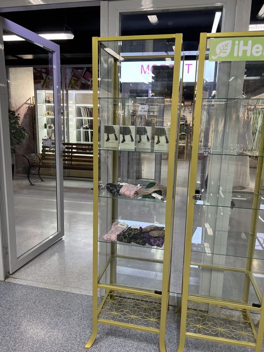 Сдам половина бутика, либо рейлы под женскую одежду, аксессуары