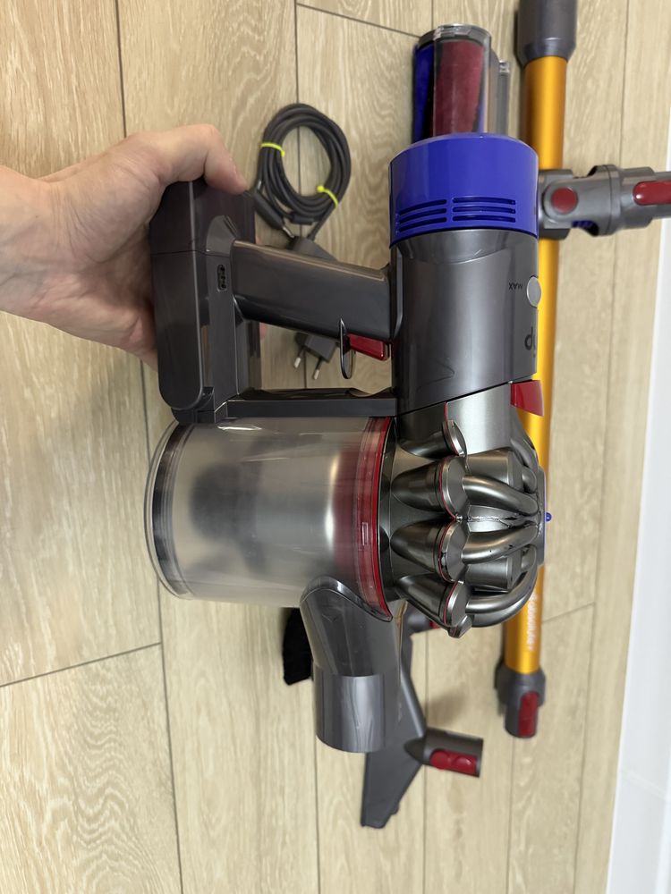 Aspirator Dyson V8 in stare buna