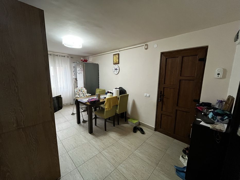 Apartament 3 camere de vanzare.