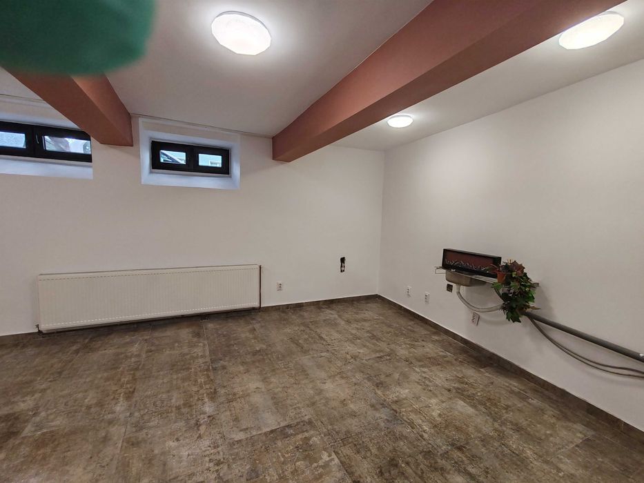 Vând Apartament la demisol cu 2 camere Zona Centrala!