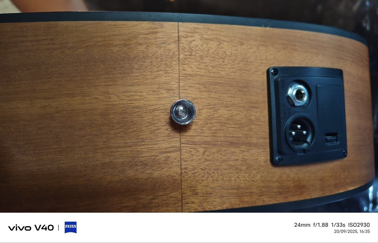 Acoustic gitara sotiladi ovozi zor Chalngan mazza qladi...