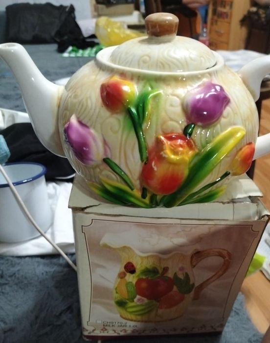 Продам чайник заварной.Очень красивый.