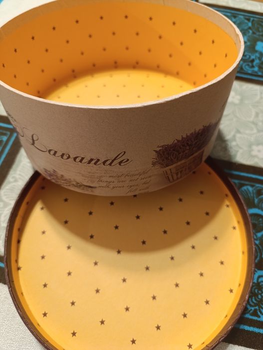 2 cutii rotunde  din carton, cu capac și una dreptunghiulara