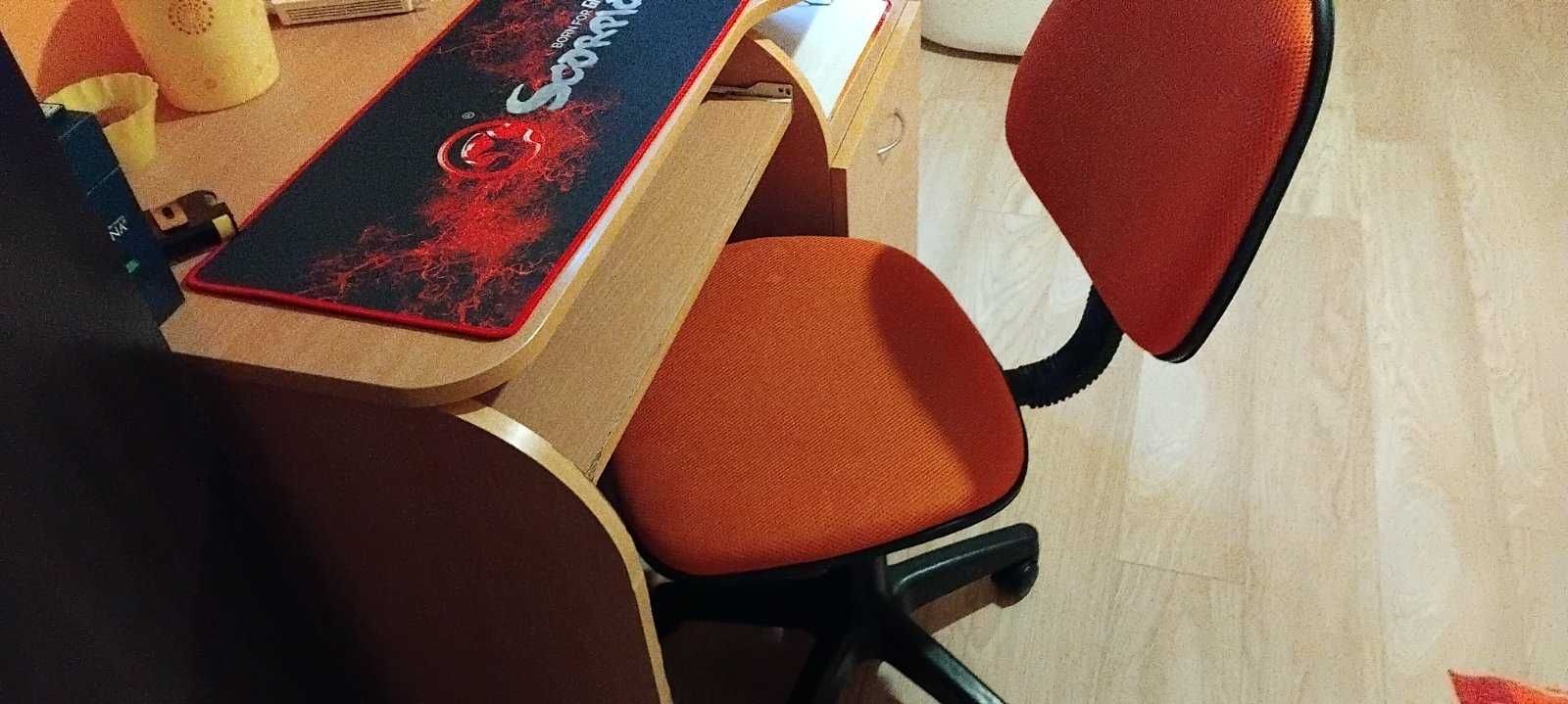 Продавам ученическо бюро