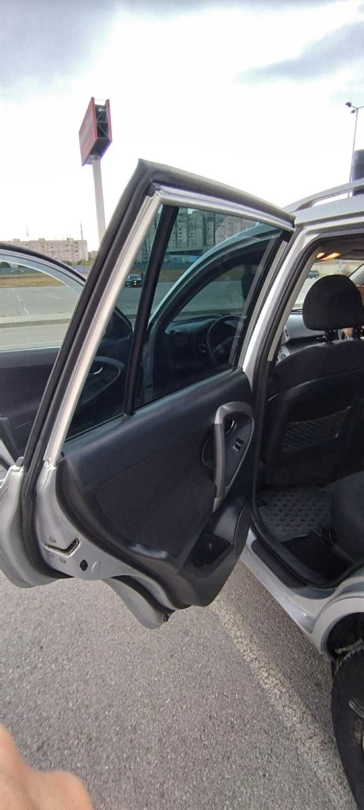 TOYOTA RAV4 III, 2. 0 Petrol 5D AUT Executive от 2006-та