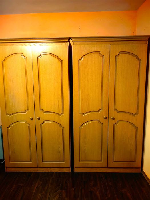 спалня с матрак и два гардероба