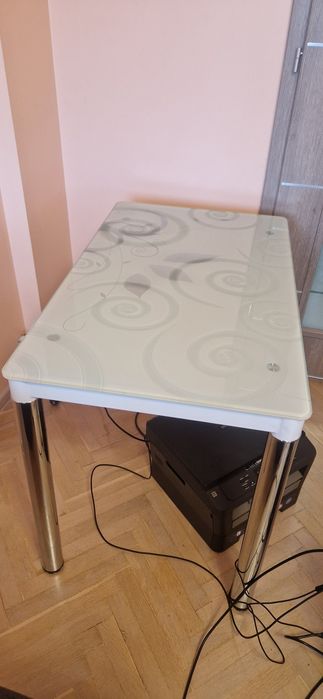 Стъклена маса за кухня или трапезария