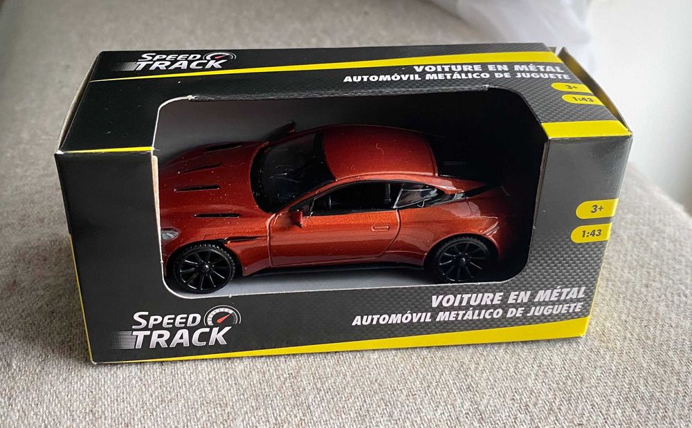 Macheta Aston Martin Db11 1 43 - noua la cutie - metal