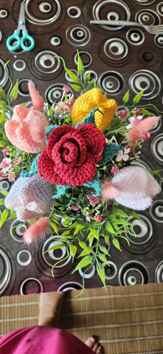 Букет от плетени цветя