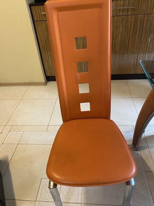 Столове 6 броя и 2 броя бар стола.