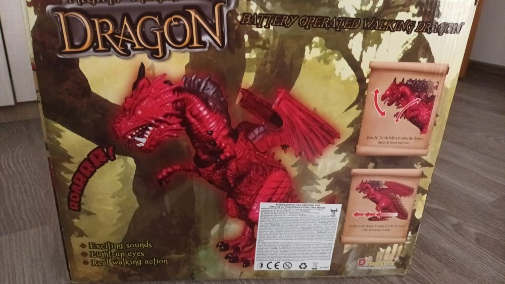 Ходещ дракон със светещи очи