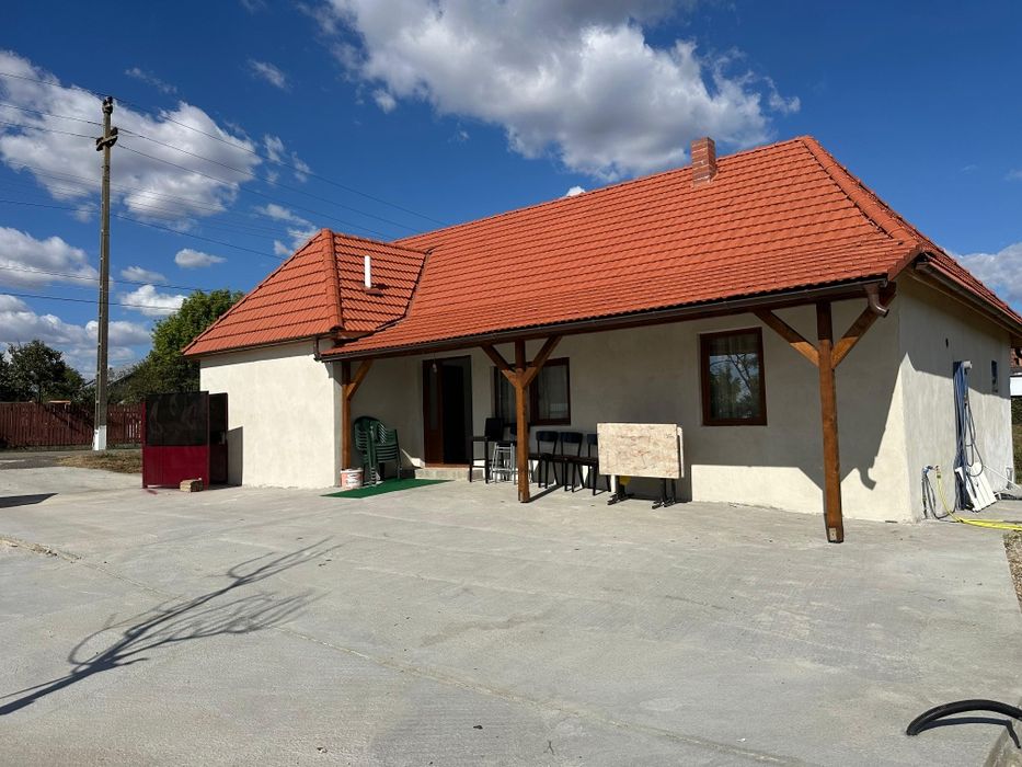 Vând casă locuibilă modernă 3 dormitoare living baie cămară bucătărie