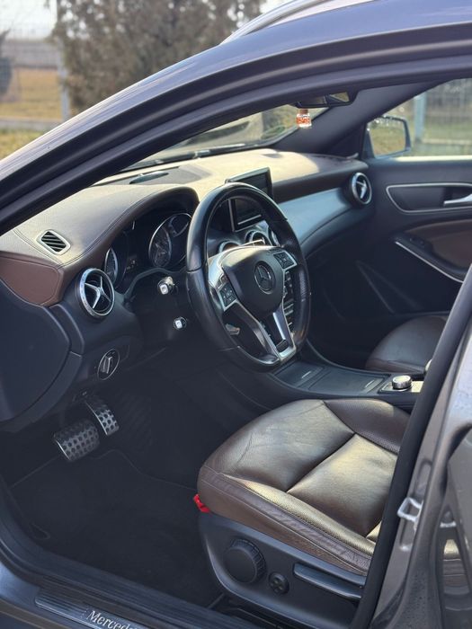 Mercedes-Gla 200d  4M/AMG/Distronic/Cameră/Panoramic/H&K/Side-Line/R19