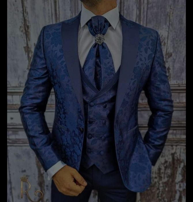 Vând 2 costume mire