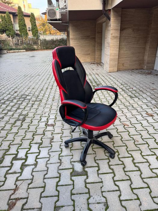 офис стол в червено и черно