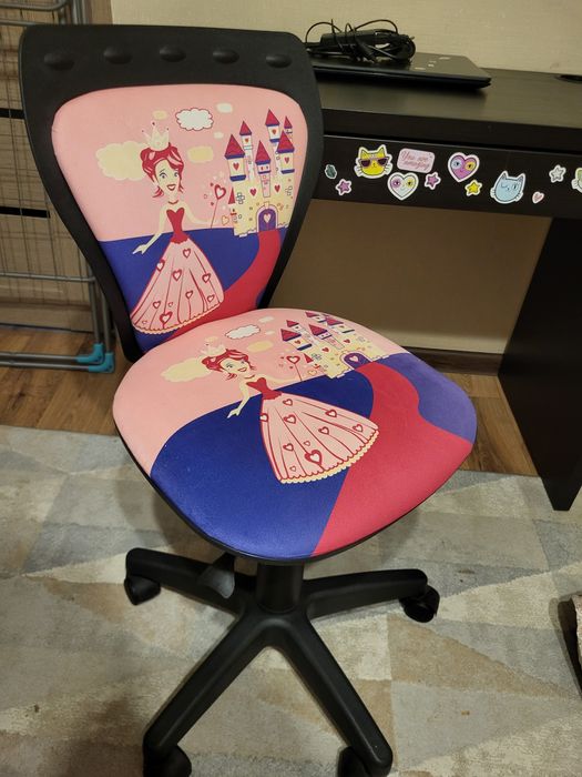 Розовое детское кресло