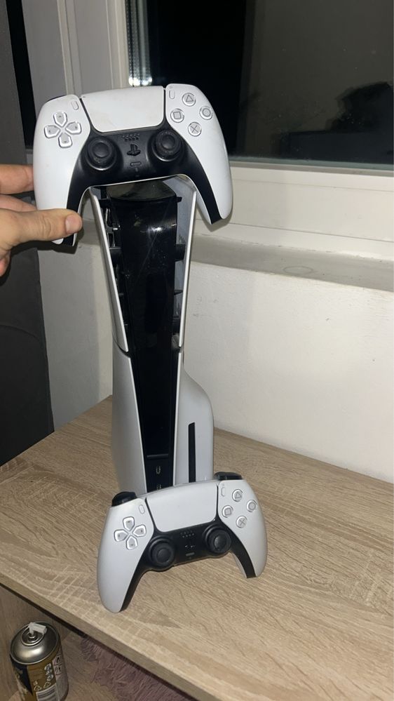 PlayStation 5 с 2 контролера DualSense и някои игри