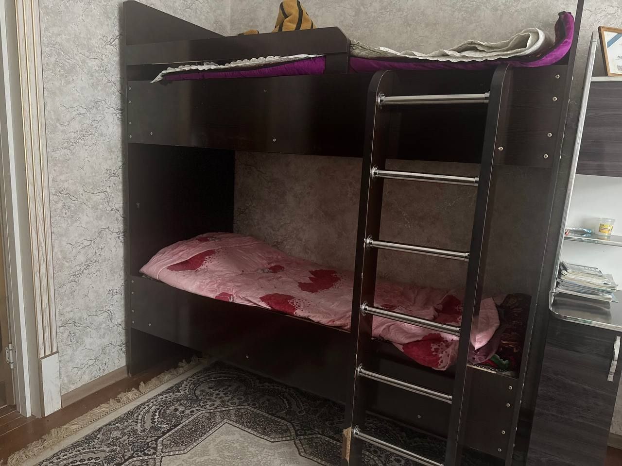 Katta divan, 2 etaj kravat, dars qilish uchun parta, va kiyim javoni