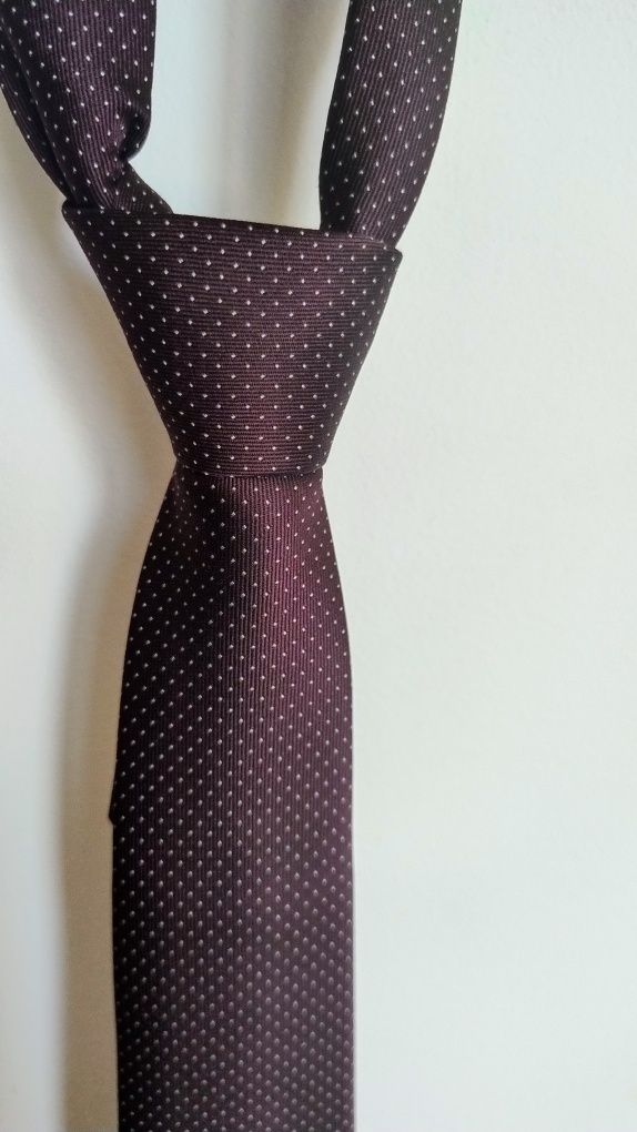 Cravata subțire violet inchis cu picatele marunte