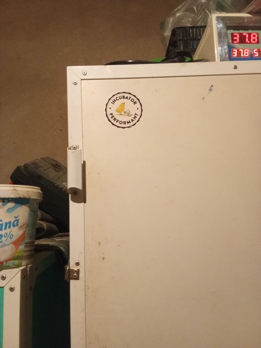 De vânzare două incubatoare