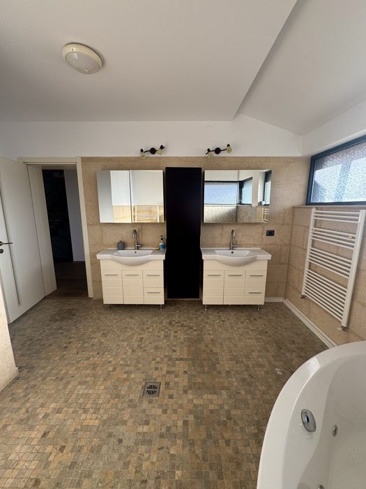 Casa moderna cu 4 dormitoare, dressing si 2 seminee, lacul Cernica