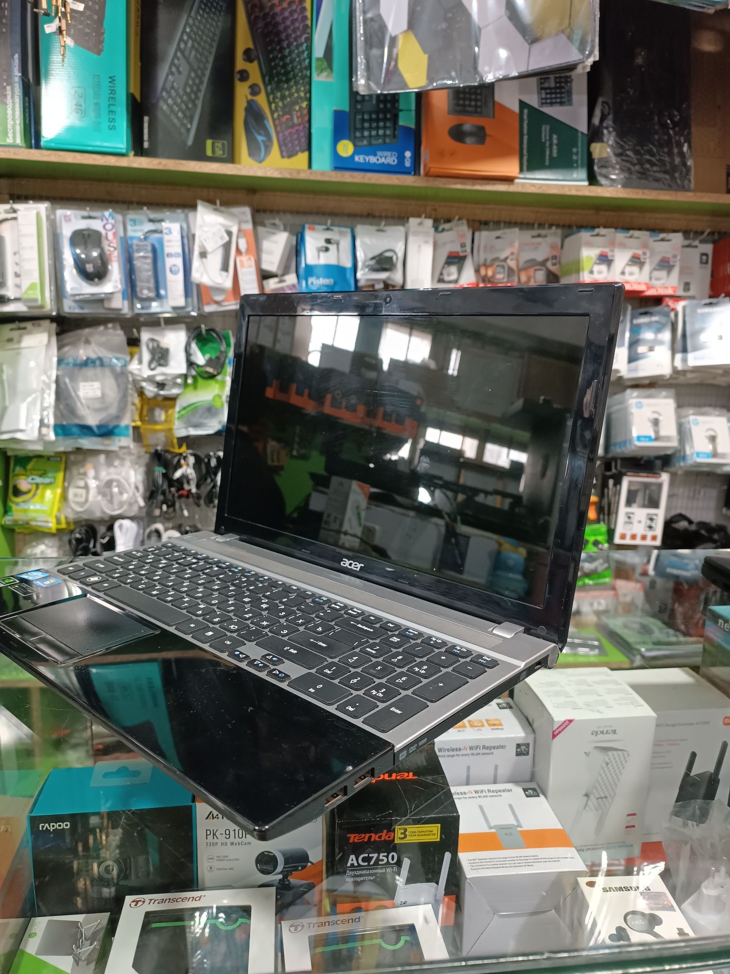 Novutbuk Acer  Holadi ideyal