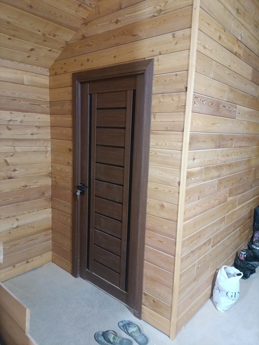 Установка межкомнатных дверей и плинтусов