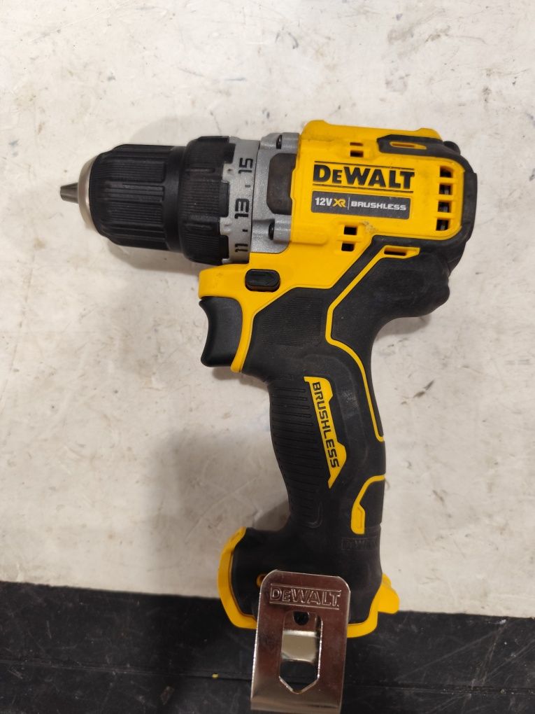 Безчетков акумулаторен винтоверт Девалт DeWALT DCD701