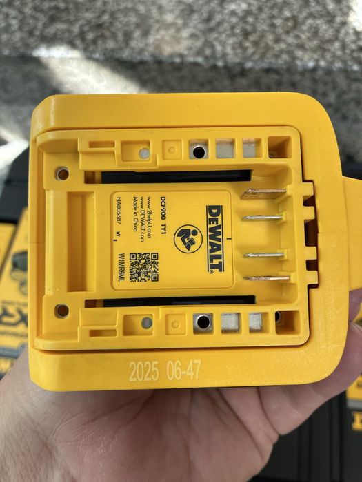 Нов гайковерт Dewalt DCF900 с една батерия и зарядно