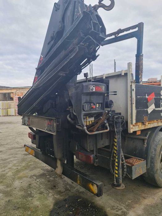 Camion Volvo cu macara