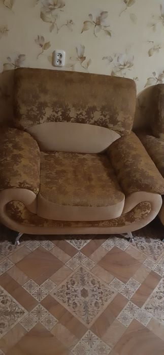Диван и два кресла продаю