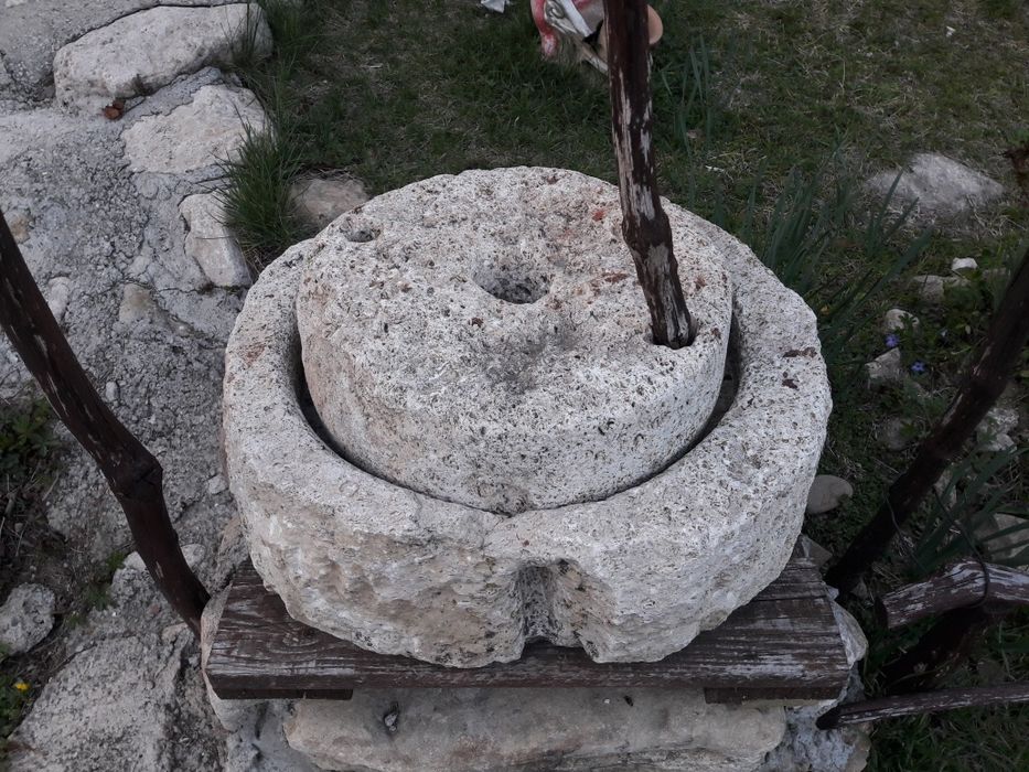 Moara de porumb veche de piatra