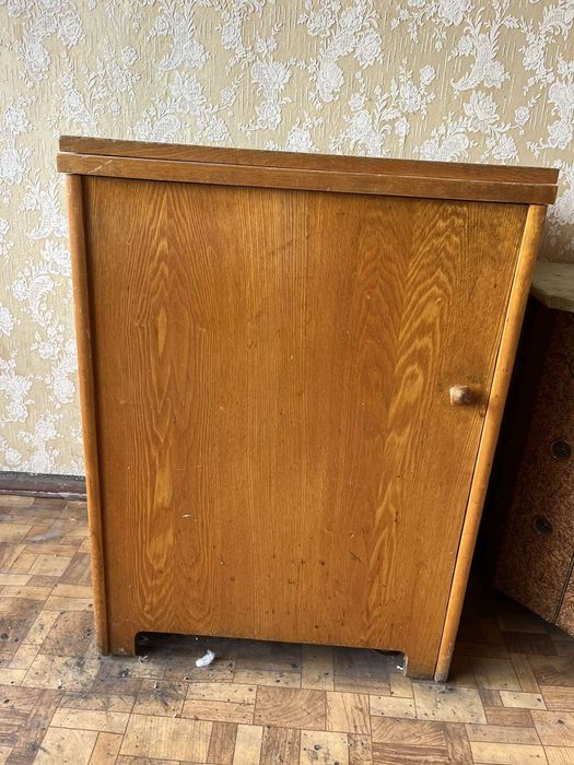 Мебели от дърво и  плоскости запазени