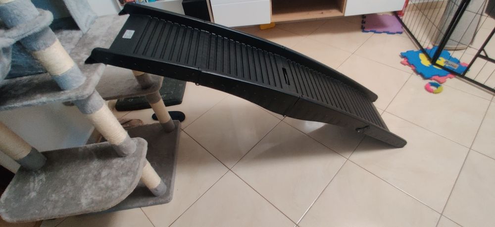 Vând rampa de plastic pentru câini