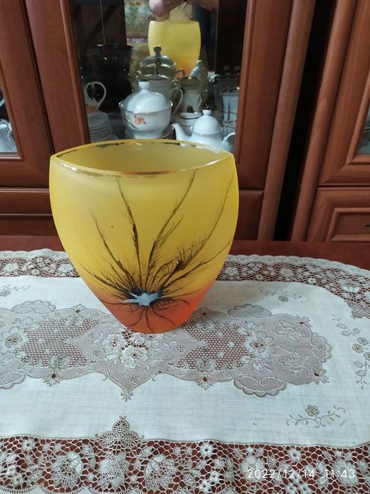 Ваза из жёлтого  матового стекла.Редкая.Винтажная. 60-70 г.г . СССР.