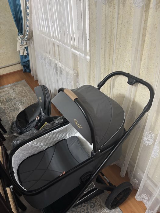 Коляска 3 в 1 в отличном состоянии, удобная и практичная